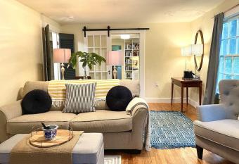 Luxury Apartment 2 Blocks from AU Campus. Use of Garden & Bonfire allows 18 year olds to book a room