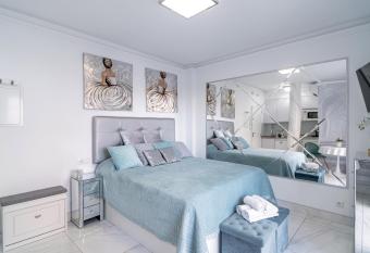 Silver horizon Luxury apartment allows 18 year olds to book a room