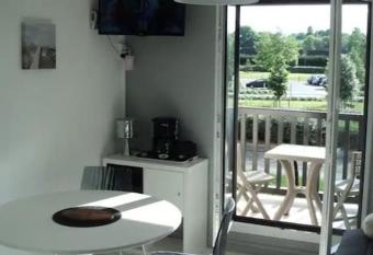 2 pi  ces ensoleill   acc  s direct plage has Balcony rooms