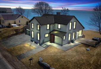 Fabulous View from our Lake House on Lake Erie allows 18 year olds to book a room