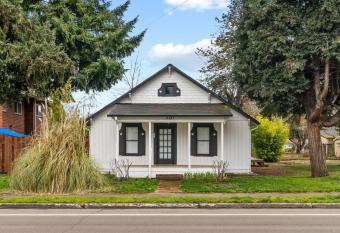 2-Bedroom Bungaloo nestled close to Urban Centers has Balcony rooms
