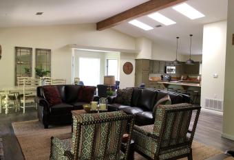 Luxury three bedroom, three bath condo, newly remodeled with upscale style close to day dock on Lake Ouachita, condo has Balcony rooms