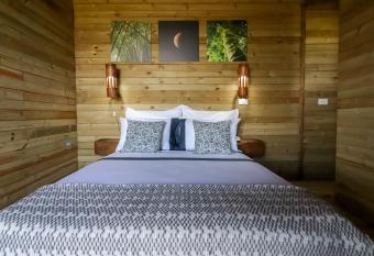 Glamping Encanto de Luna allows 18 year olds to book a room