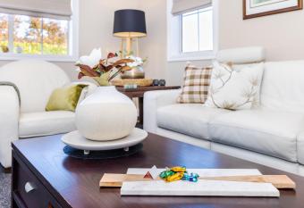 Sweet Magnolia 1 or 2 BR Suite St Kilda Cambridge with Complimentary Continental Breakfast allows 18 year olds to book a room