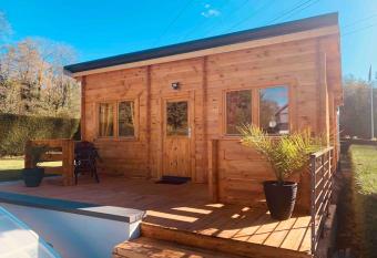 Chalet 2 personnes avec jacuzzi et piscine saisonni  re has Balcony rooms