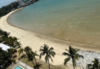 Mila Seaview Regency Tanjung Tuan has rooms with a private hot tub