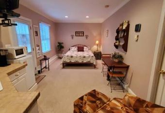 Enjoy peace, quite, and the beauty! has rooms with a private hot tub