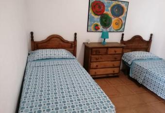 habitaci  n en un bajo 2 camas individual casa compartida allows 18 year olds to book a room