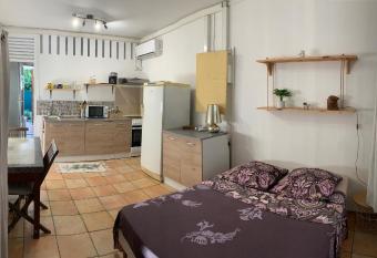 Studio cosy - Smart TV - fibre - parking priv   allows 18 year olds to book a room