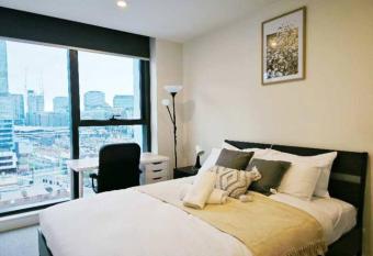 2 beds 2 bath Apt *Free Carpark has rooms with a private hot tub