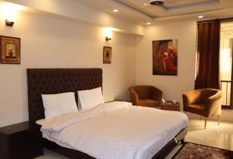 Serene Stay Guest House allows 18 year olds to book a room