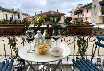 Marmoris apartment forte dei marmi allows 18 year olds to book a room