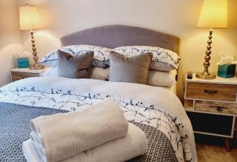 Cosy and comfy en suite double room allows 18 year olds to book a room