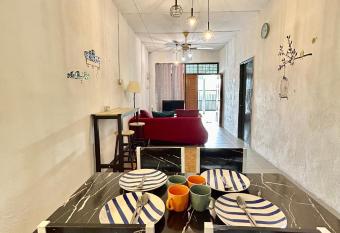 Home33#2pax#wifi&netflix#NearAeonAlma#5kmIconCity#5kmtoSimpangAmpat has Balcony rooms