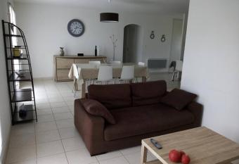 Maison de vacances 3 chambres    900 m de la mer has Balcony rooms