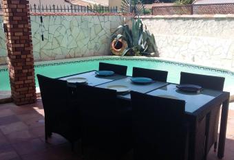 Maison avec jacuzzi has rooms with a private hot tub