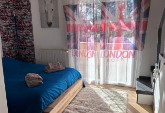 Chambre au calme has rooms with a private hot tub