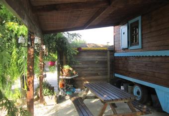 La roulotte des Carpates allows 18 year olds to book a room