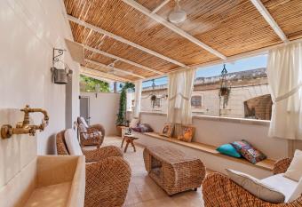 Le Antiche Dimore di Cadia allows 18 year olds to book a room