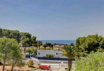 Tr  s bel appartement Climatis   Terrasse et Vue Mer allows 18 year olds to book a room