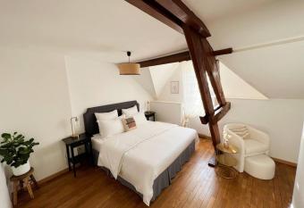 Le Gite de la Poterne, maison en bordure du Serein allows 18 year olds to book a room