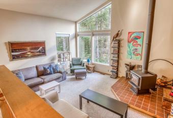 The Beach House MCA 958 has Balcony rooms