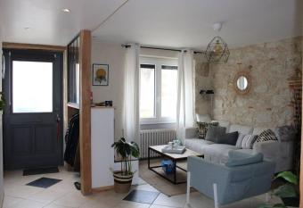 Jolie maison de rue has Balcony rooms