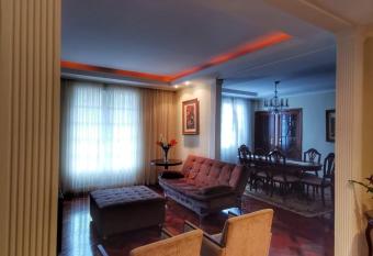 Praticidade e conforto no centro de Petr  polis!! has Balcony rooms