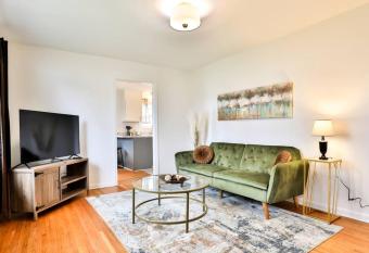 Vibrant Modern Suite-3-Bedrooms & Free Parking allows 18 year olds to book a room