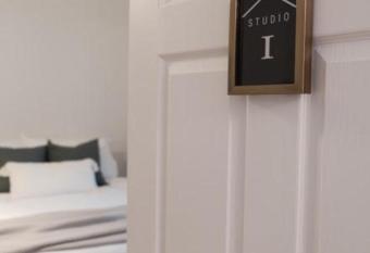 Studio 1 Apartment, Luxurious bathroom, Downtown allows 18 year olds to book a room