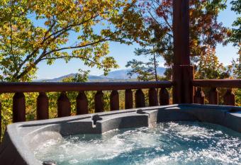 Amazing Family Cabin Near Pigeon Forge, TN has Balcony rooms