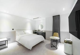 (null) allows 18 year olds to book a room