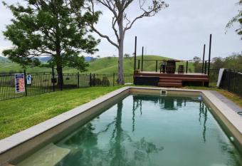 Dam It Getaway homestead has Balcony rooms