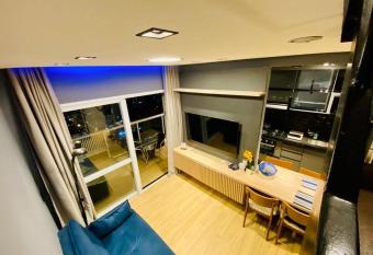 Duplex perto da praia has rooms with a private hot tub