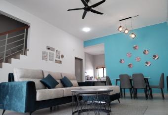 My Homestay N17 (14 pax) @ Golden Hills Night Market has Balcony rooms