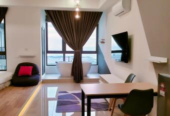 NEW Stylish Seaview Bali Residences studio near Jonker 4 pax has rooms with a private hot tub
