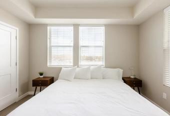 Minimalist Apt w Private Balcony Gym Sky Lounge has Balcony rooms