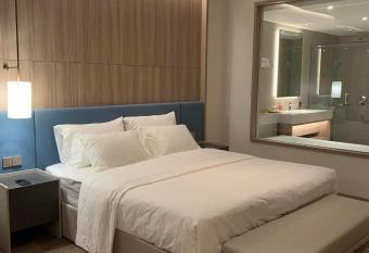 Galaxy luxury homestay -    La Carte Halong bay allows 18 year olds to book a room