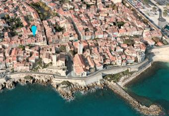 Rue Guillaumont heart of old Antibes has Balcony rooms