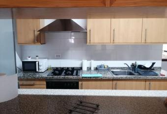 Habitaci  n matrimonial privada con areas compartidas allows 18 year olds to book a room