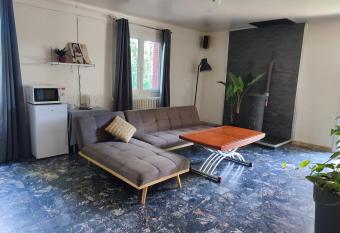 Suite priv  e allows 18 year olds to book a room