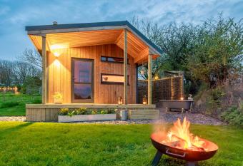 Luxury Glamping Cabin with Outdoor Bath on Cornish Flower Farm has Balcony rooms