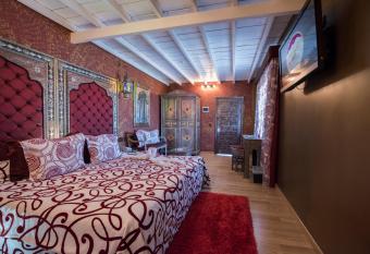 Hotel El Mirador allows 18 year olds to book a room