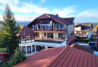 Zi03 Doppelzimmer Sch  nblick mit Balkon allows 18 year olds to book a room