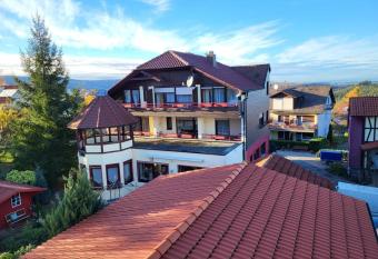 Zi09 Doppelzimmer Sch  nblick mit Balkon allows 18 year olds to book a room