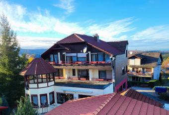 Zi21 Doppelzimmer Sch  nblick mit Balkon allows 18 year olds to book a room