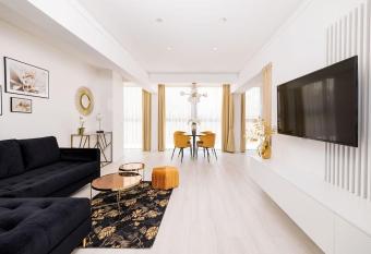 Birdies Event Luxus Apartman allows 18 year olds to book a room