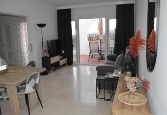 La Quinta pool and golf allows 18 year olds to book a room