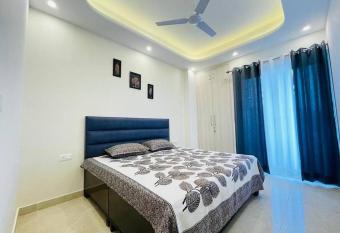 Sinaula Apartment has Balcony rooms