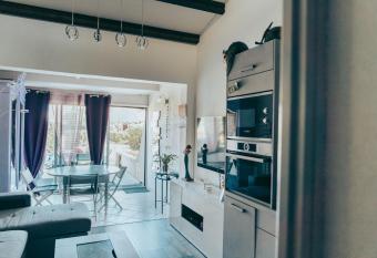 Village Naturiste Villa 2/4 pers avec terrasse allows 18 year olds to book a room